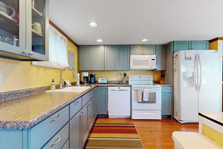 Private kitchen 3, Secluded Lakefront Cottage Great Views, Dock & Boat Launch, Hancock