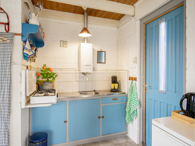 Private kitchen, Pet-friendly Home in Callanstoog Near Beach, Zijpe