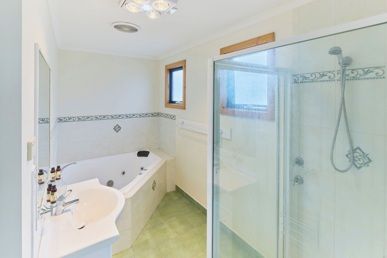 Bathroom 3, Rose Gardens Holiday Park, Albany