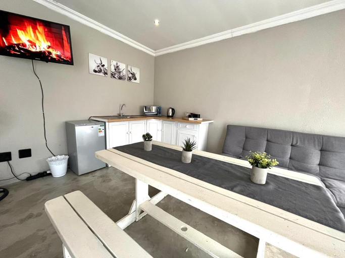 Others 4, OR Tambo Stay Unit 1, Ekurhuleni