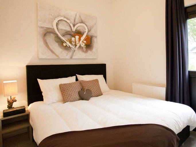 Room 4, Holiday Home in Nieuwvliet With Terrace, Sluis