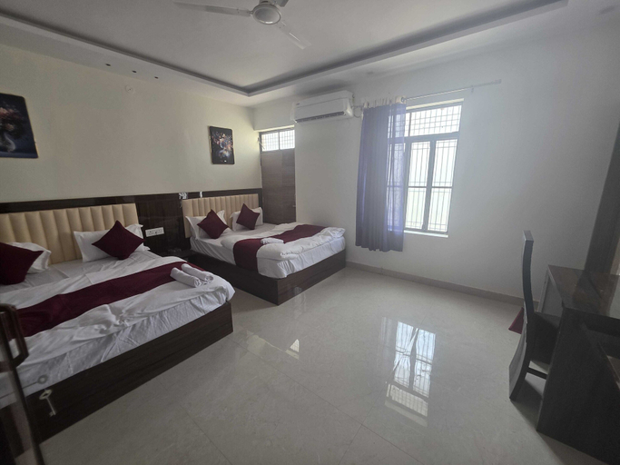 Room 4, Hotel O Tiruvallur Bus Terminal, Kaushambi