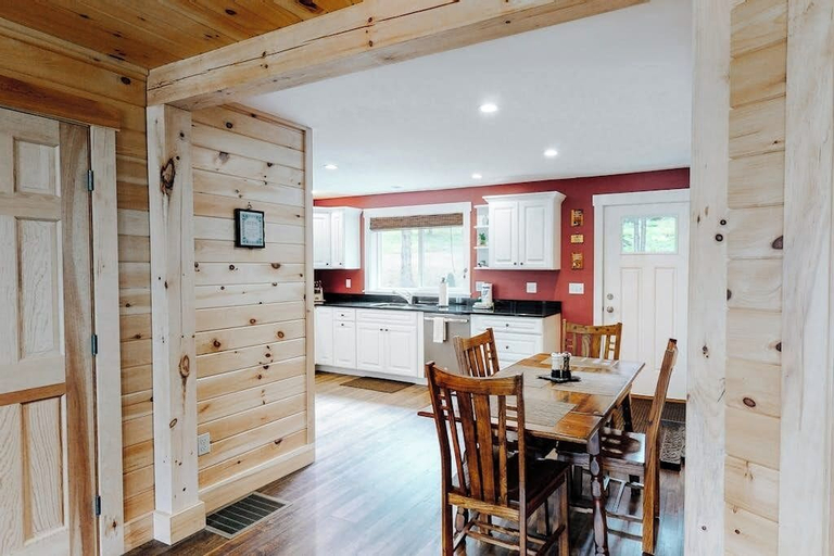 Room 4, Charming Riverfront Home With Mountain Views & Private Dock, Somerset
