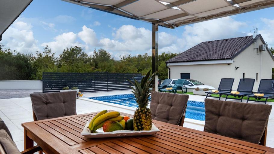 Others 5, Villa Shaula 2, Bilice