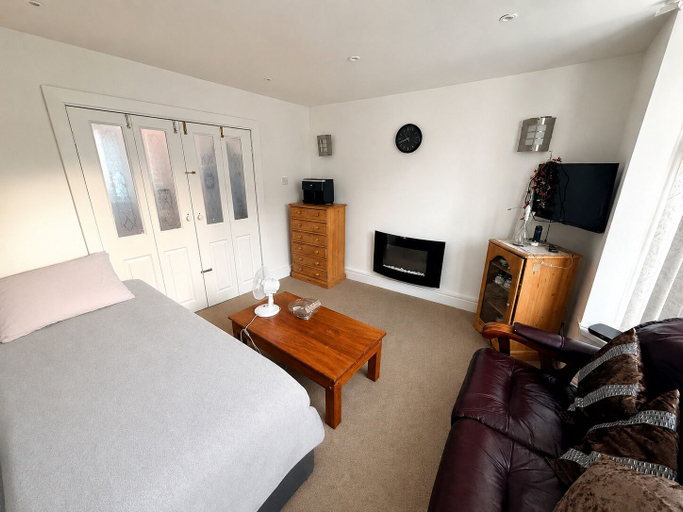 Room 4, Ground Floor 1 Bed Flat | Free Parking | Near Tram, Manchester
