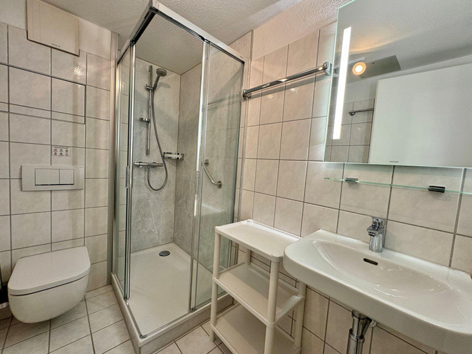 Bathroom 4, Liebevoll Eingerichtete Ferienwohnung fur 4 mit Balkon in Sellin, Vorpommern-Rügen