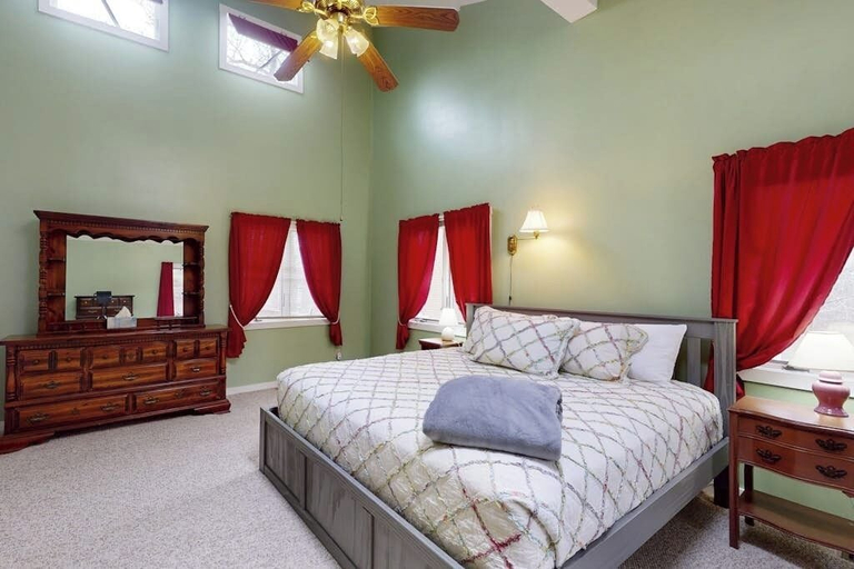 Room 3, Charming Cottage With Ocean Views, Wifi, and Washer and Dryer, Lincoln