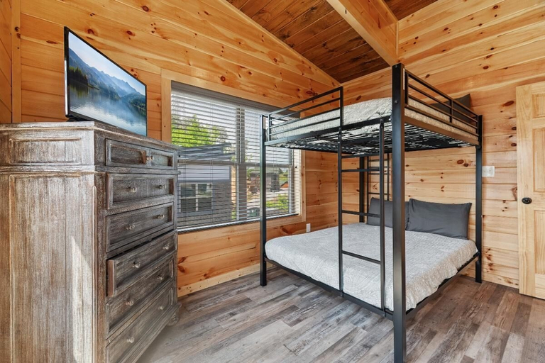 Room 5, Moonlight Pines, Sevier