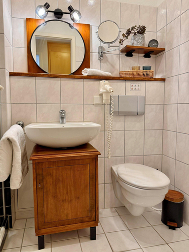 Bathroom 3, Stilvolle Ferienwohnung mit Balkon in Sellin, Vorpommern-Rügen