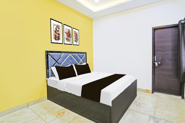 Room 5, Townhouse Star Square Vijay Nagar, Indore