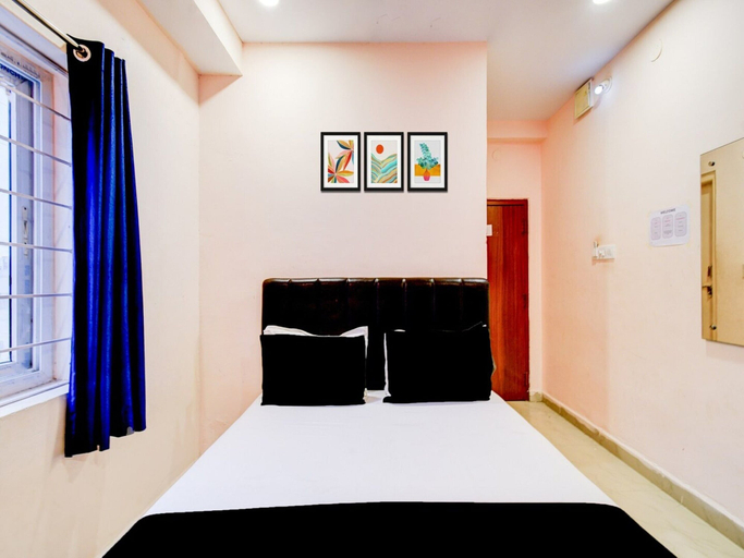 Room 4, Deluxe Hotel Nakshatra, Medak