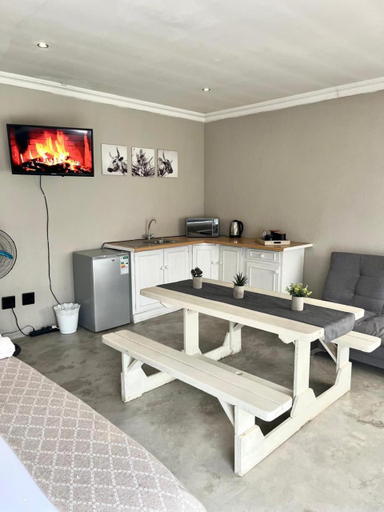 Others 3, OR Tambo Stay Unit 1, Ekurhuleni