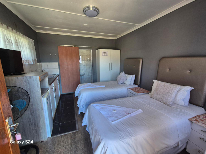 Others 3, Radies Bed and Breakfast, Chris Hani