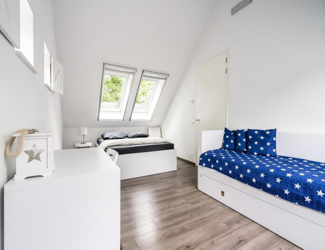 Room 5, Stunning Detached Villa With Fireplace, Veere