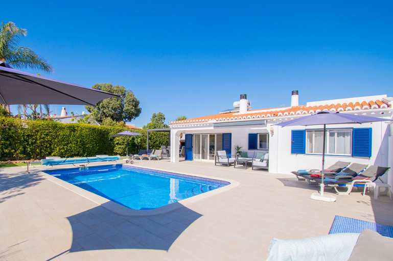 4, Casa Thea  family villa with private heated swimm, Lagoa