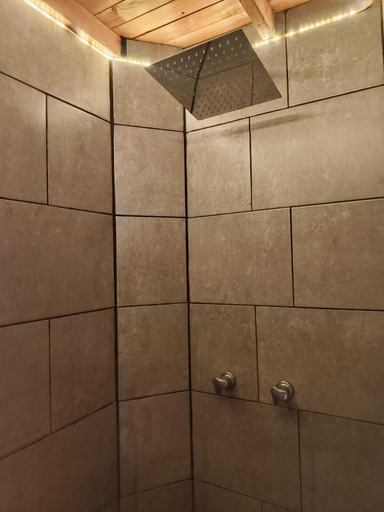 Bathroom 5, Cabañas lobo blanco, Medellín