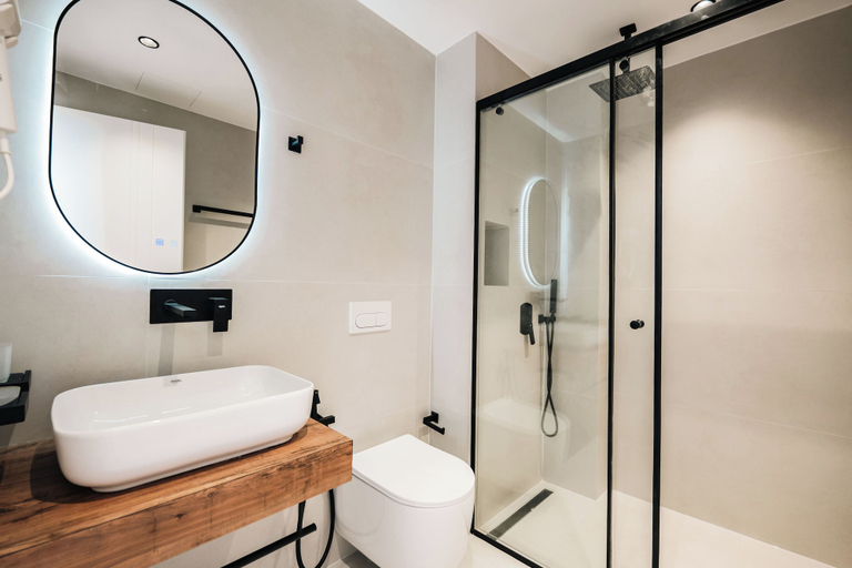 Bathroom 5, Central Park Premium Hotel, Sarandës