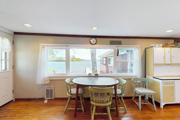 Room 5, Secluded Lakefront Cottage Great Views, Dock & Boat Launch, Hancock