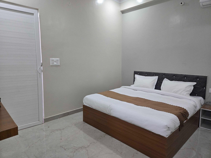 Room 4, Deluxe Pine Villa, Lucknow