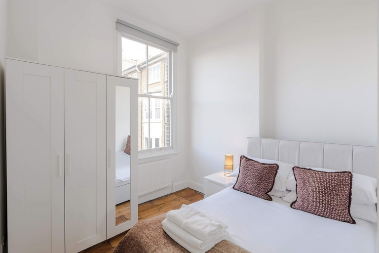 Room 5, Generous 2-bed Apartment Near Queen's Park, London