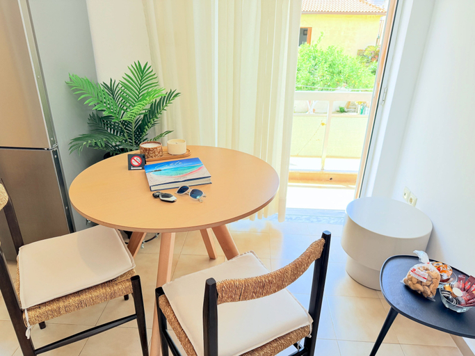 Dining, Yia Banaki 1 Min Walk To Beach old Town 7min Walk, Crete