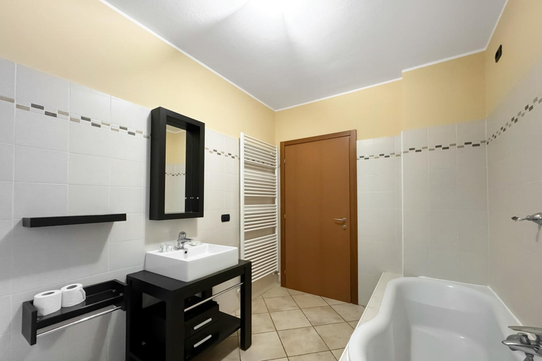 Bathroom 4, Clubhouse, Como