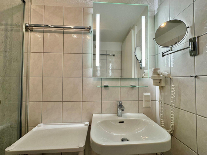 Bathroom 5, Liebevoll Eingerichtete Ferienwohnung fur 4 mit Balkon in Sellin, Vorpommern-Rügen