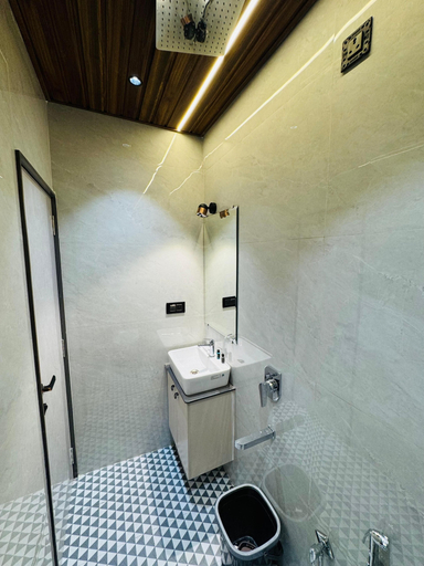 Bathroom 4, Kashi Vilas Inn, Varanasi