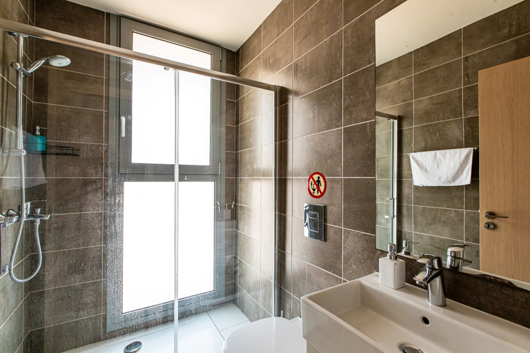Bathroom 5, Jay's 2-BR Apt & Terrace in Larnaca, Larnaca