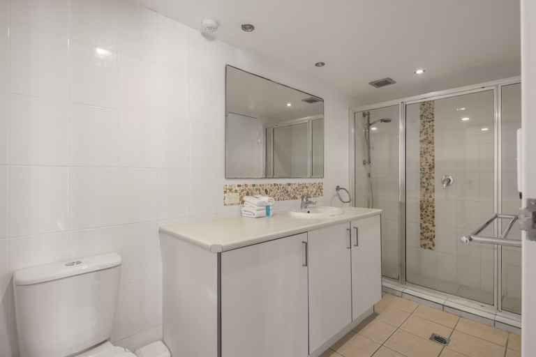 Bathroom 5, Breakers North Absolute Beachfront Apartments, Gold Coast