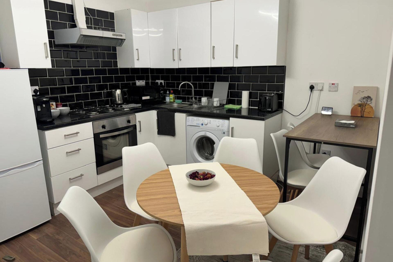 Private kitchen 2, House Sleeps 22 With Wifi, London