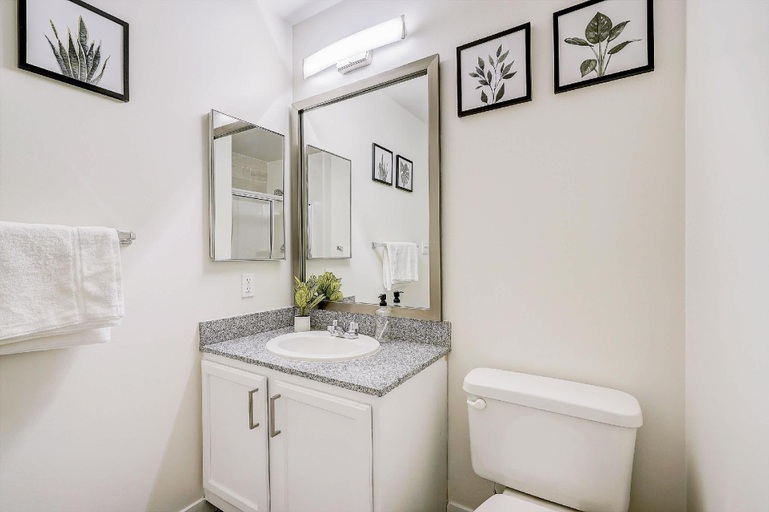 Bathroom 5, TWO CozySuites Apartment with Skybridge Access #1, Marion