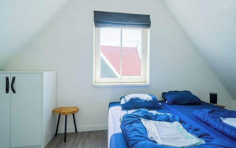 Room 2, Holiday Home in Uitdam With Terrace, Waterland
