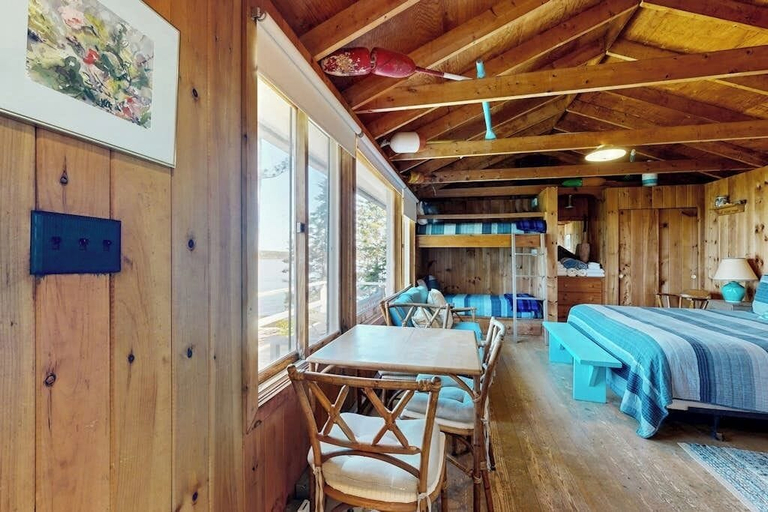 Room 3, Beachfront Delight With Detached Guesthouse, Private Beach Access, Dog-friendly, Lincoln