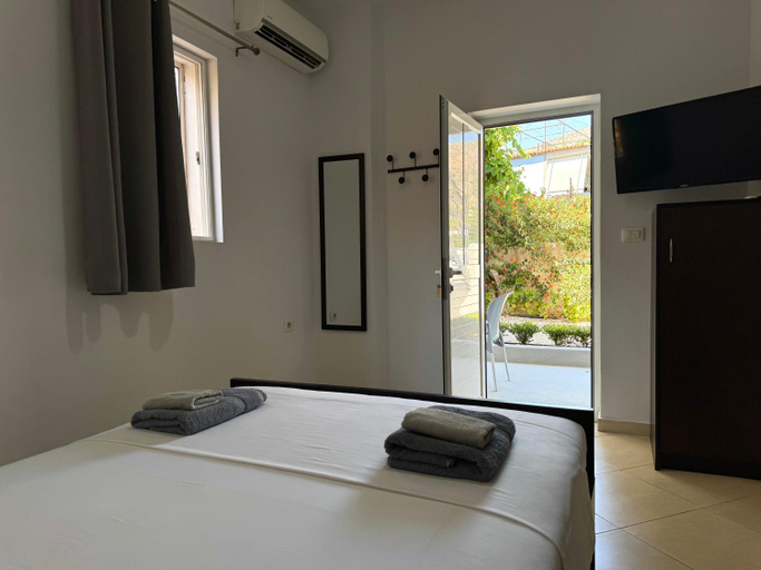 Bedroom 1, Tomi garden apartment, Sarandës