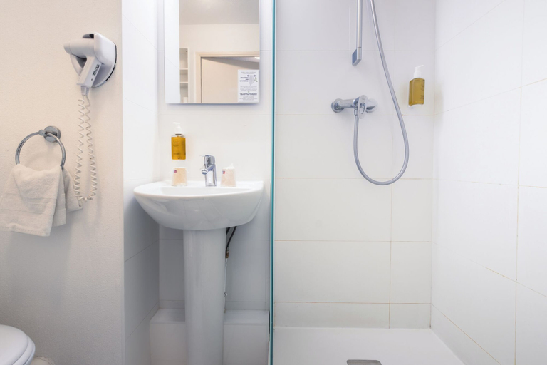 Bathroom 5, Hotel Paradis, Hautes-Pyrénées