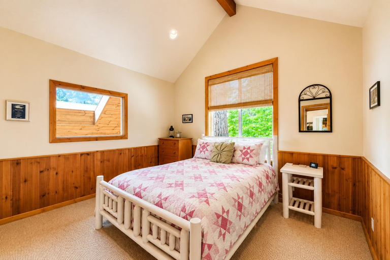 Bedroom 2, Lazy Bear Lodge by NW Comfy Cabins, Chelan