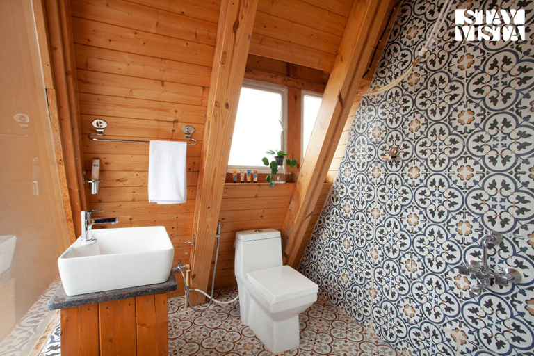 Bathroom 4, StayVista at The Goldilocks with Pvt Pool & Gym, Bangalore