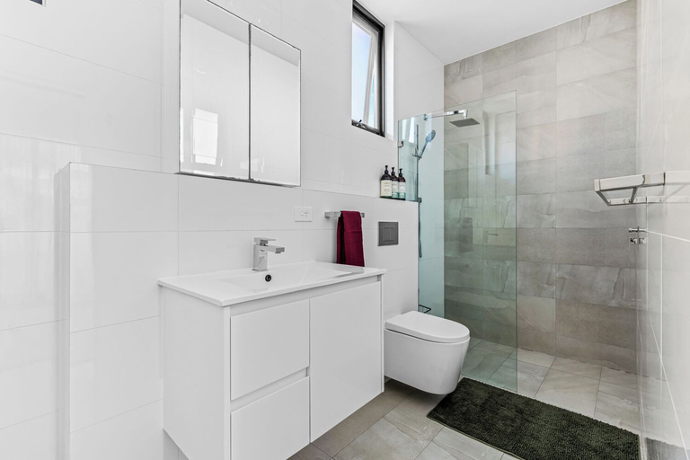 Bathroom 4, Hoffy's Place - one bedroom with AC, Sydney