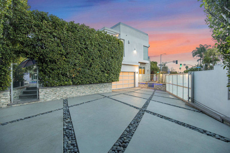 Exterior 3, Colgate Vantage, Los Angeles
