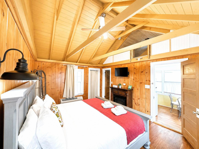 Bedroom 2, Cottage 12 - King Bed Child Loft w Twin Private Bath Kitchenette Pets Allowed Fee applies, Carroll