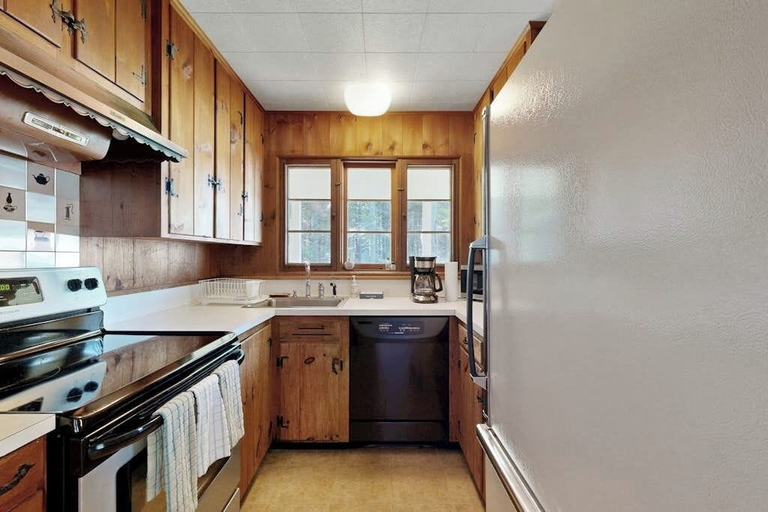 Private kitchen 5, Beachfront Delight With Detached Guesthouse, Private Beach Access, Dog-friendly, Lincoln