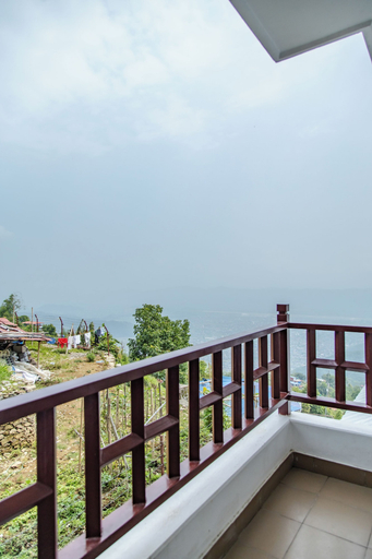 Property grounds 4, Kahunkot Resort, Gandaki