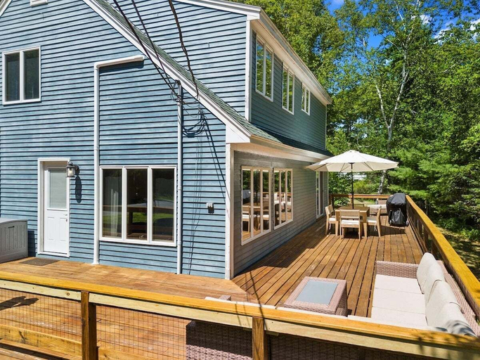 Outdoor dining 4, Boothbay Birch Cottage, Near Botanical Gardens, Lincoln
