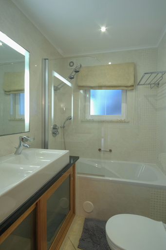 Room 4, Monte Laranja Apt in Lagos, Lagos