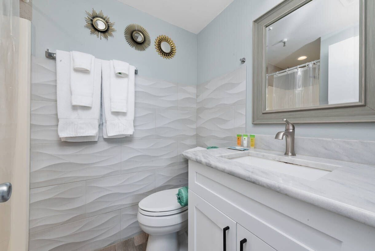Bathroom 2, 2BR Suite at The Enclave Near Universal Parks, Orange