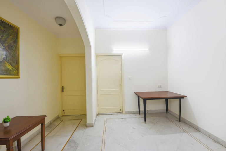 Room 3, Via Golden Gate Stayz, Gurgaon