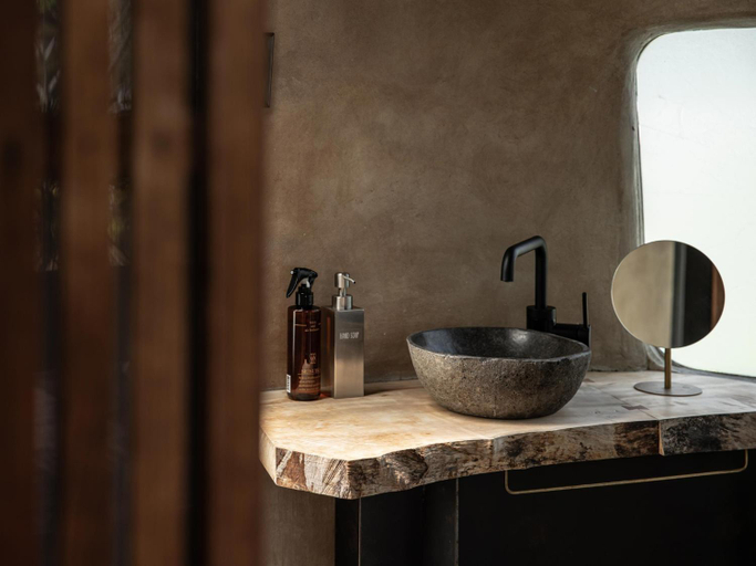 Bathroom 3, Lost Cabin, Kamogawa