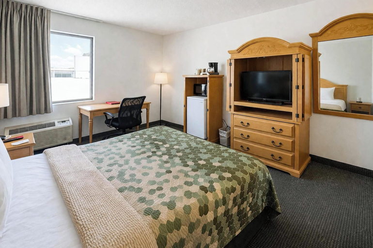 Room 5, Studio 6 Suites – Rawlins, WY, Carbon