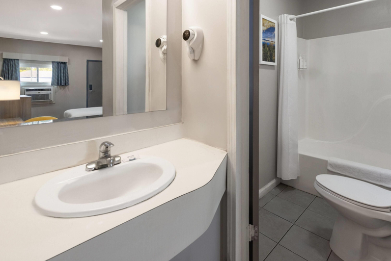 Bathroom 4, Days Inn by Wyndham Moosic, Lackawanna